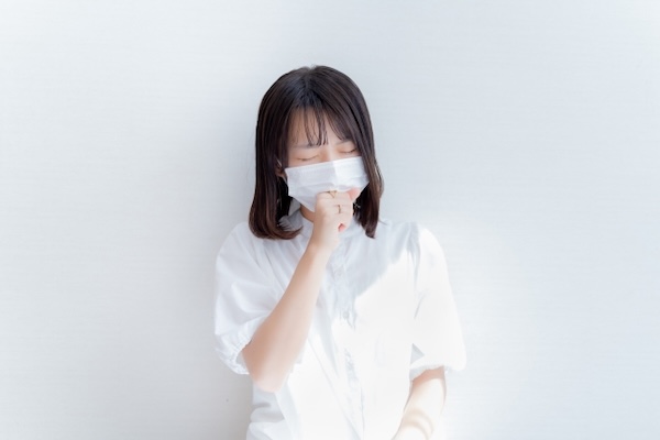 痰が切れない・喉にへばりついて苦しい…すっきりしない不快感の原因と正しい対処法