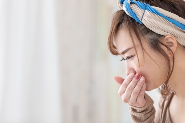 ここ数日で急に痰が出る・絡む…その原因と受診の目安を呼吸器専門医が解説
